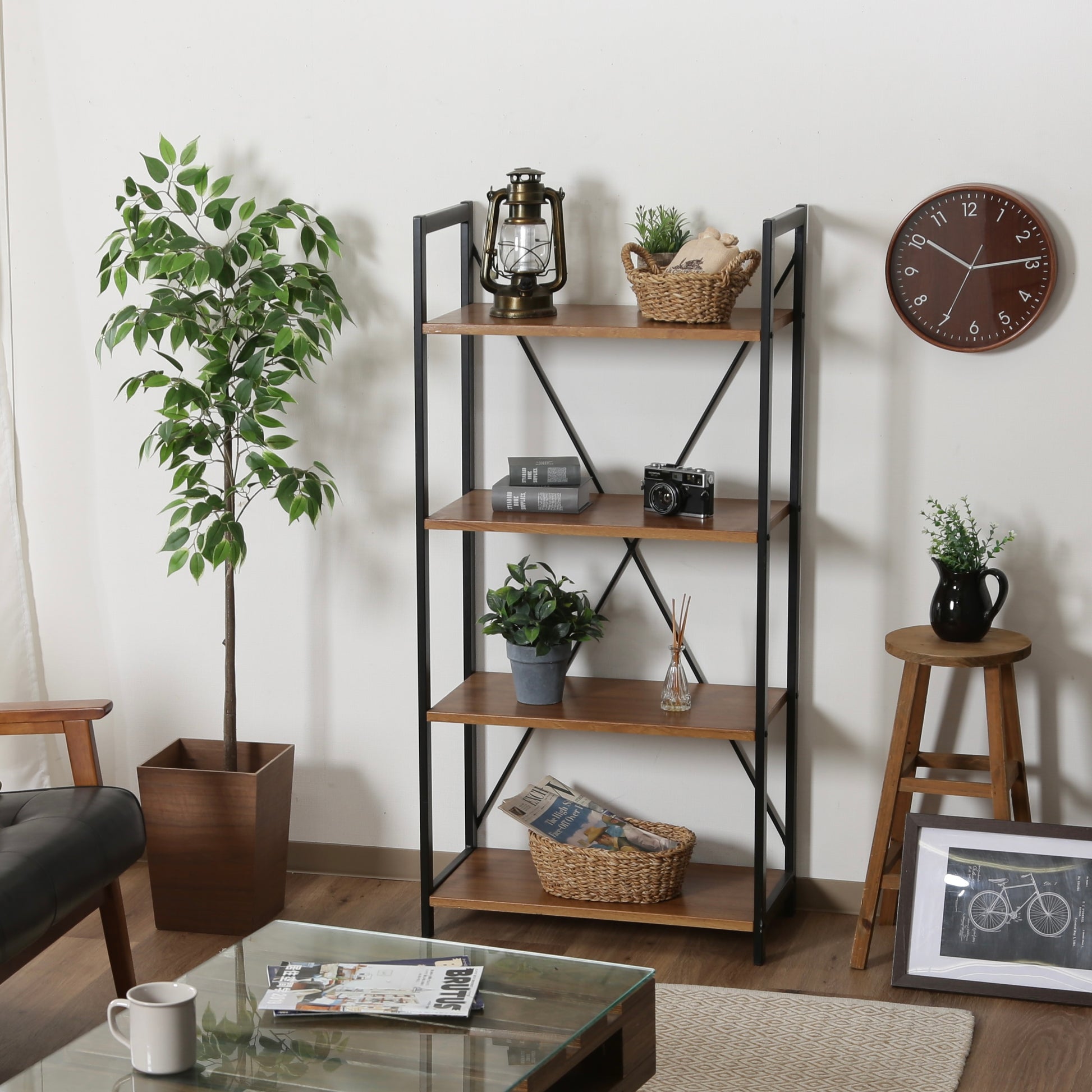 ウッド素材の天板と黒スチールのフレームの4段シェルフがリビングに置かれている様子
