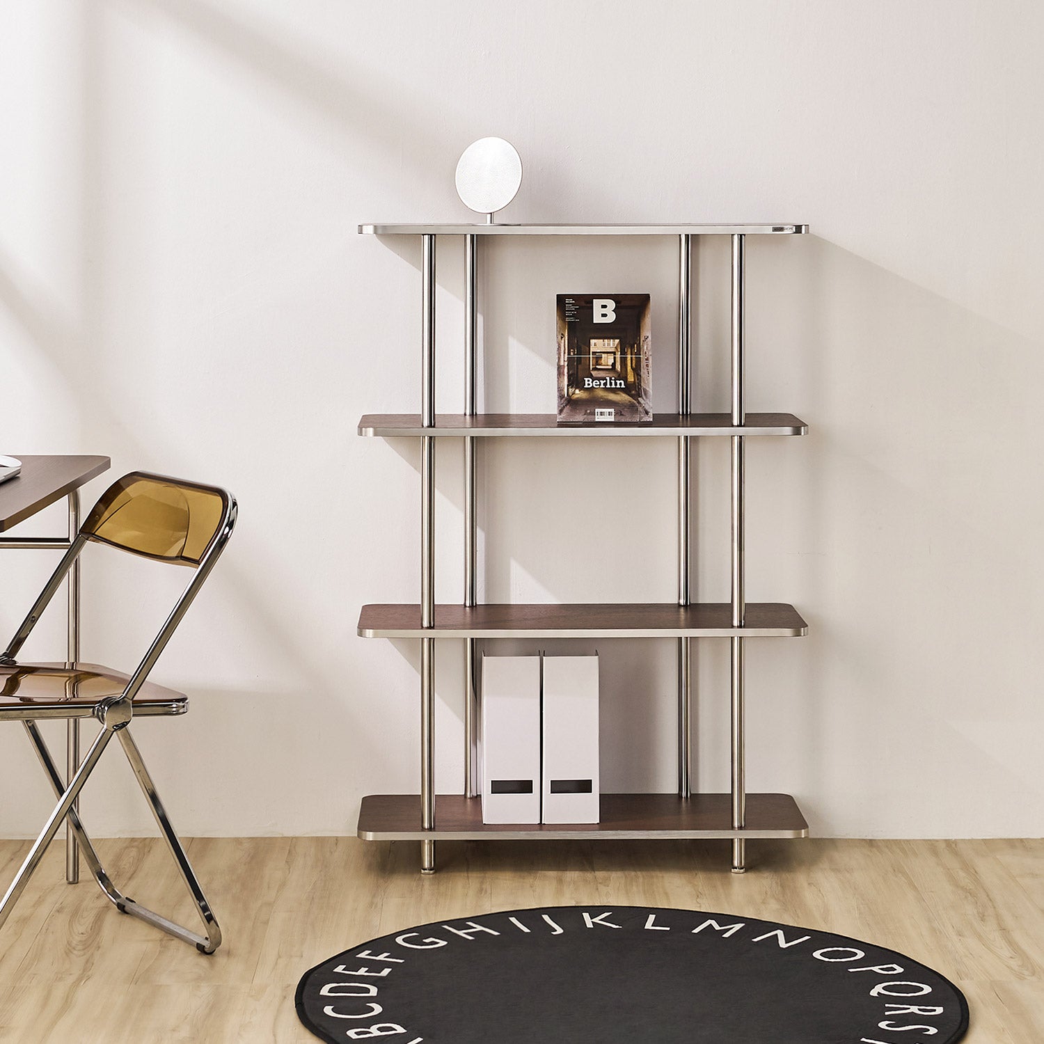 4段のブラウンのオープンシェルフが部屋に置かれている様子