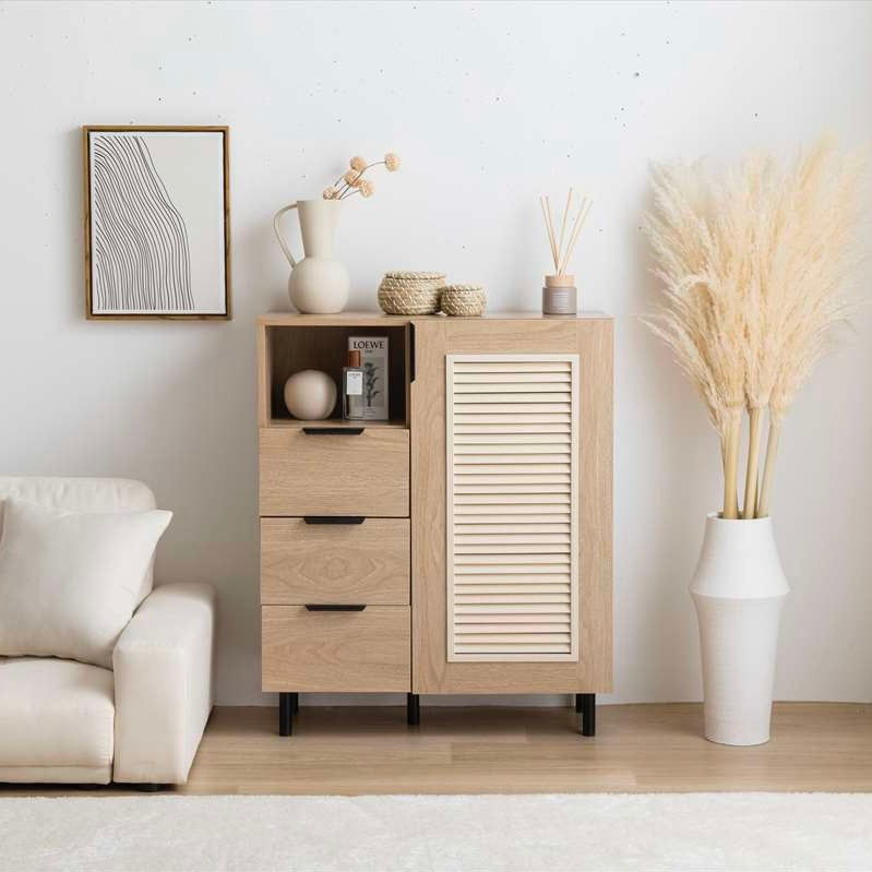 リビングに置かれたルーバー扉とひき引き出し収納がついたキャビネット