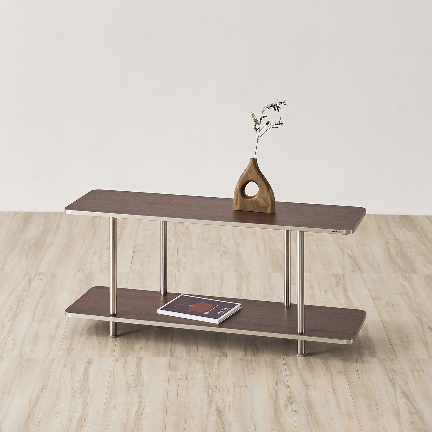 2段のブラウンのオープンシェルフ