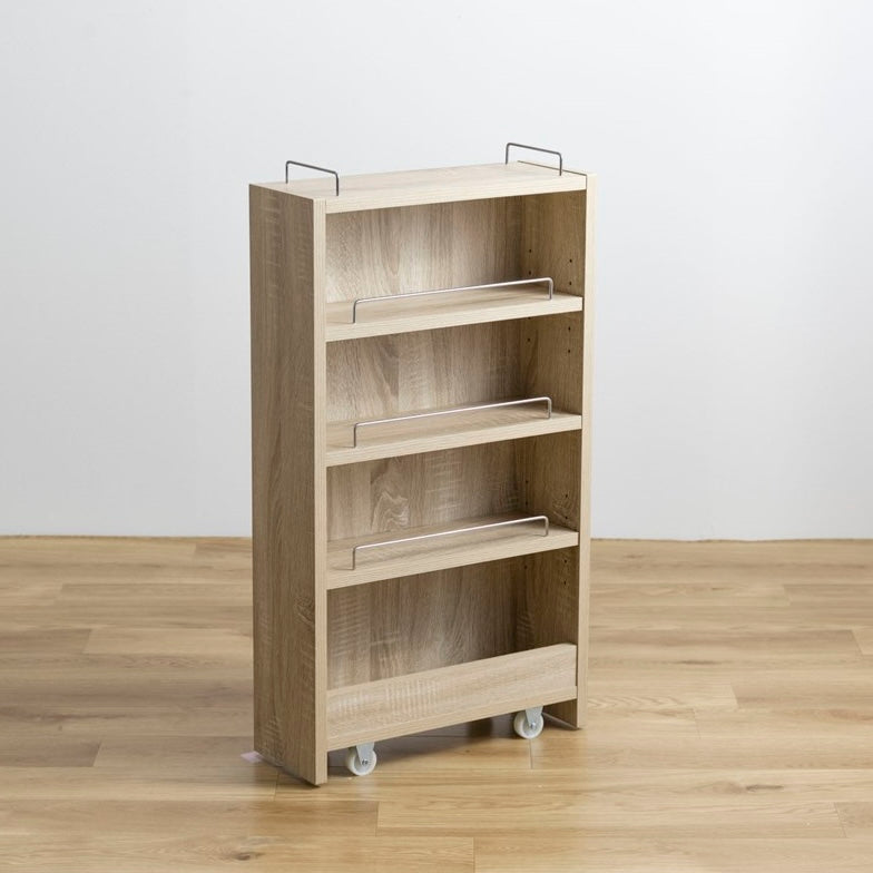 隙間に収まるナチュラルウッドカラーの収納ワゴンの写真