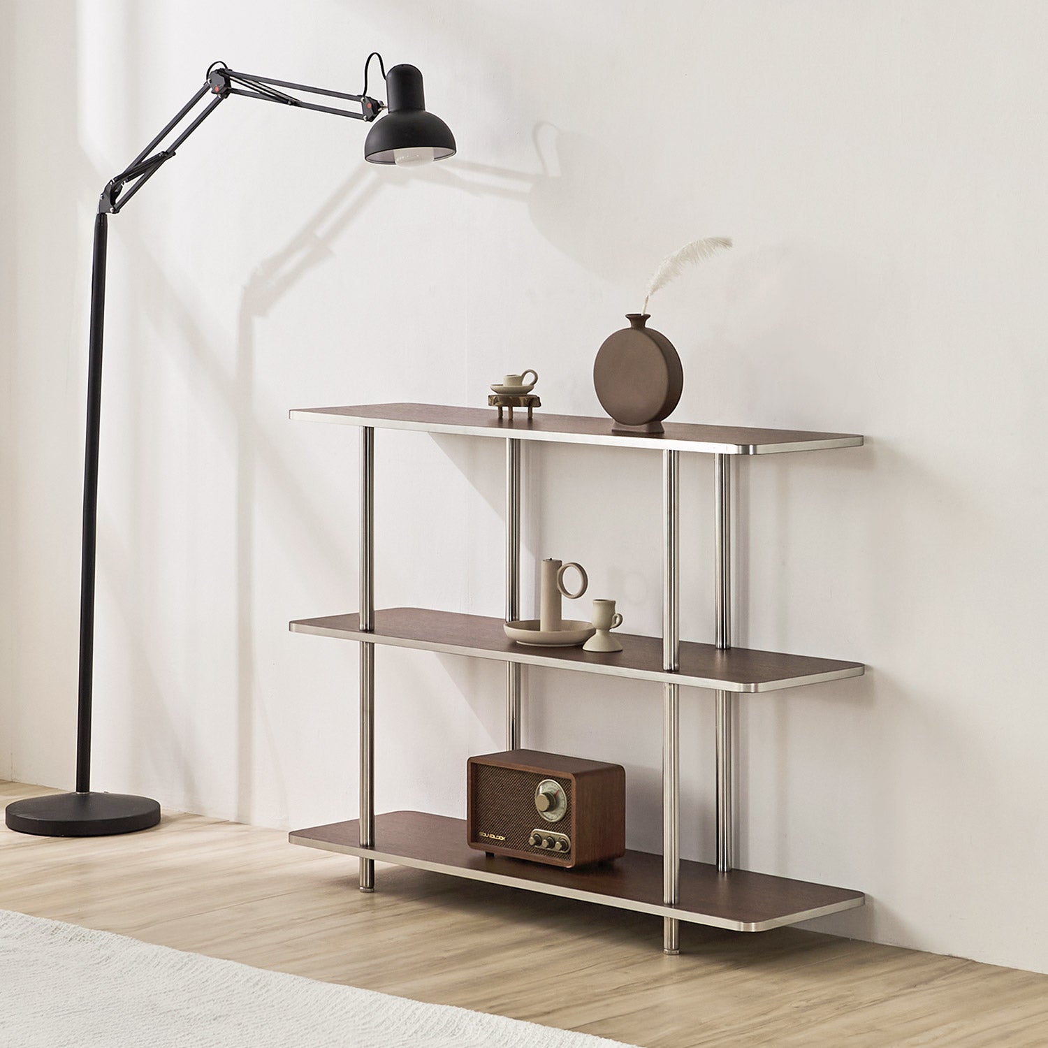 3段のブラウンのオープンシェルフがフロアランプの横に置かれてある様子