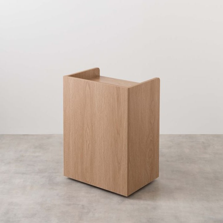 ナチュラルウッドカラーの4つの収納スペースが付いたサイドテーブルにもなる収納ワゴン