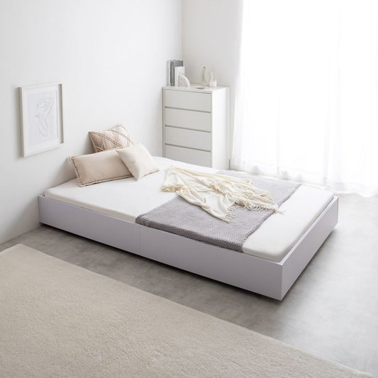 マットレスがズレにくい「ドロップマット構造」の白のローベッドフレームを部屋で使っている