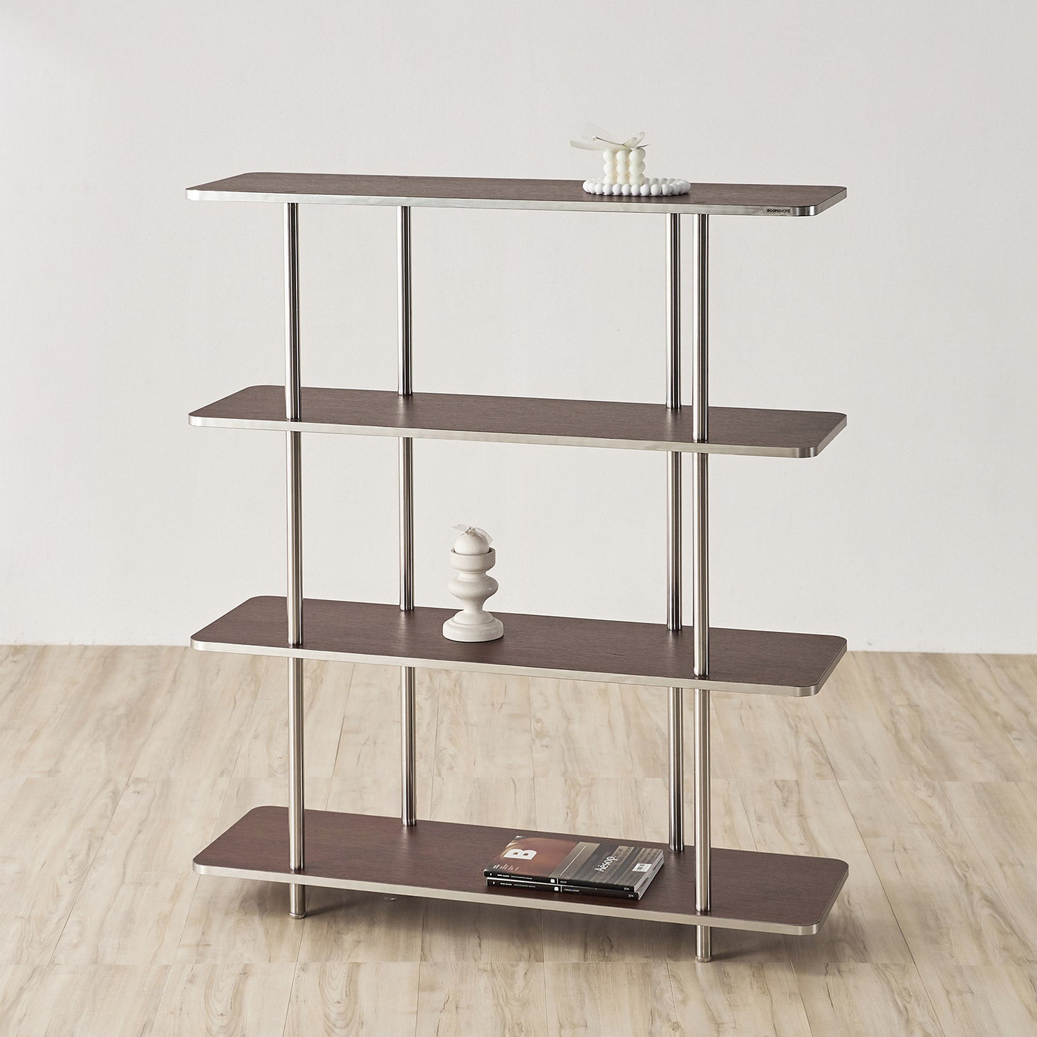 4段のブラウンのオープンシェルフ
