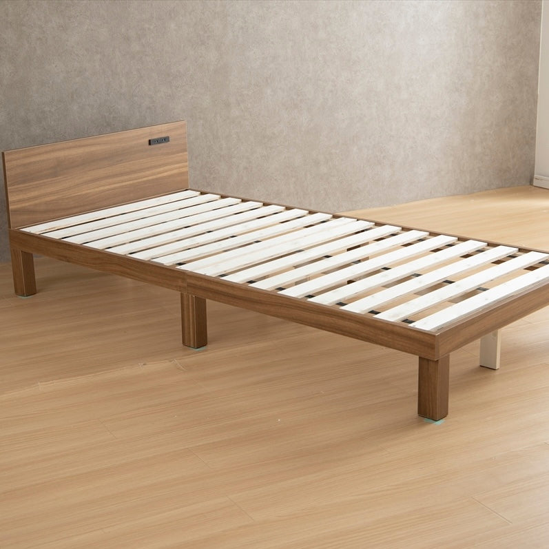天然木製のブラウンのヘッドボードに2口コンセントが付いたシンプルなベッドフレーム