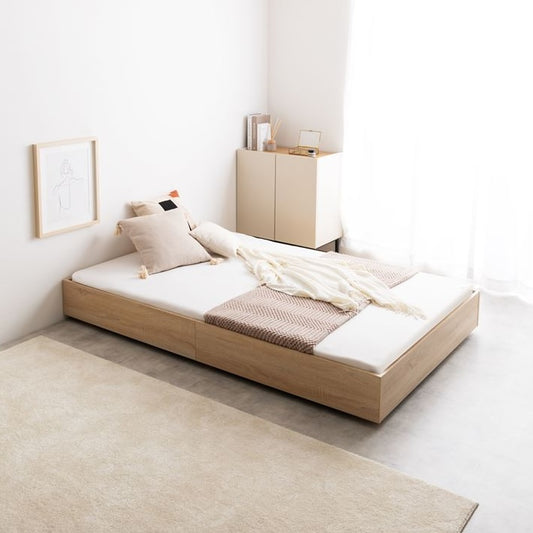 マットレスがズレにくい「ドロップマット構造」のナチュラルブラウンのローベッドフレームを部屋で使っている