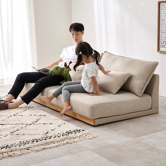 座面が広い2人掛けのソファに親子が座っている様子