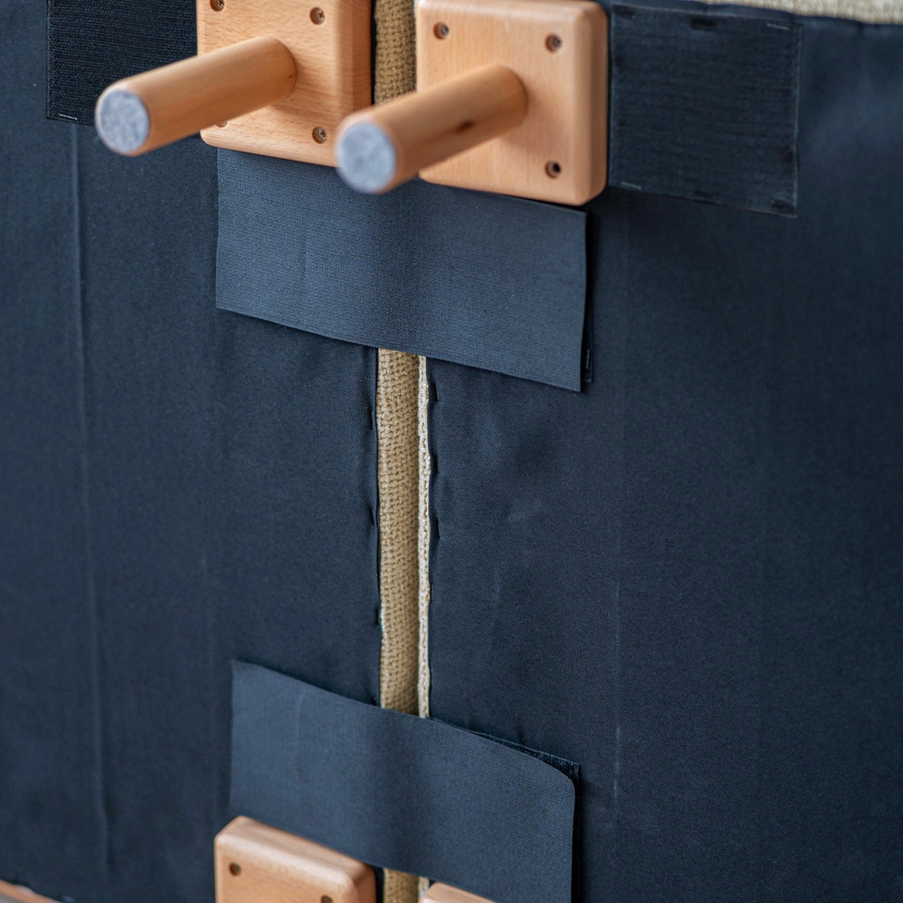 木製フレームのベージュのソファを連結している様子