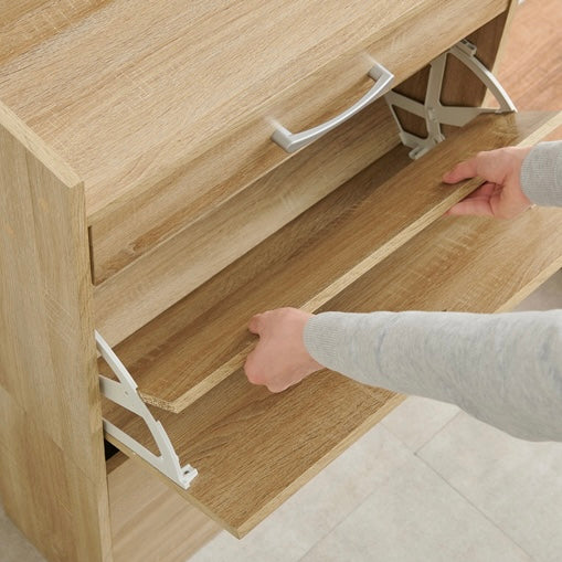 ナチュラルのフラップ扉式シューズケースの扉を開いている様子