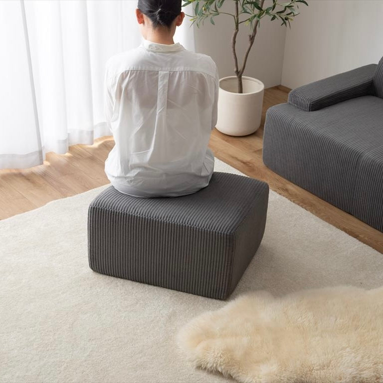 グレーのコーデュロイ素材を使用したリブデザインオットマンの前面画像です。