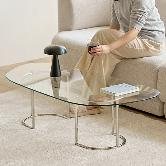 ガラス天板のニュアンスローテーブルがリビングに置かれている様子