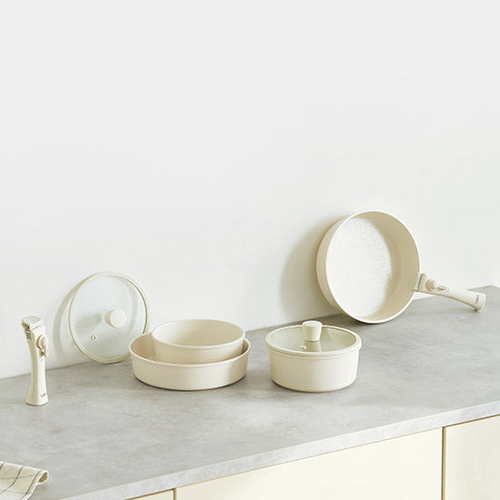 取手も蓋も本体も真っ白でお洒落な鍋4点セット（取手、フライパン、片手深鍋、蓋）