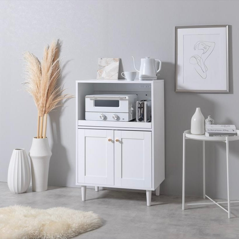 リビングに置かれたホワイトカラーのレンジ台