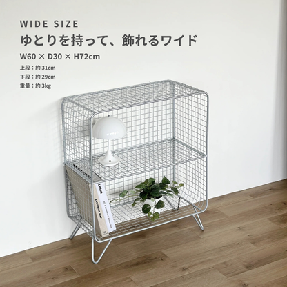 メッシュシェルフのシルバー色二段ワイヤーメッシュ棚でモダンでミニマリストなデザインです。