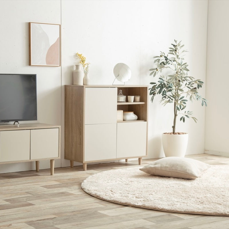 リビングに置かれたキャビネットにインテリアが飾られている