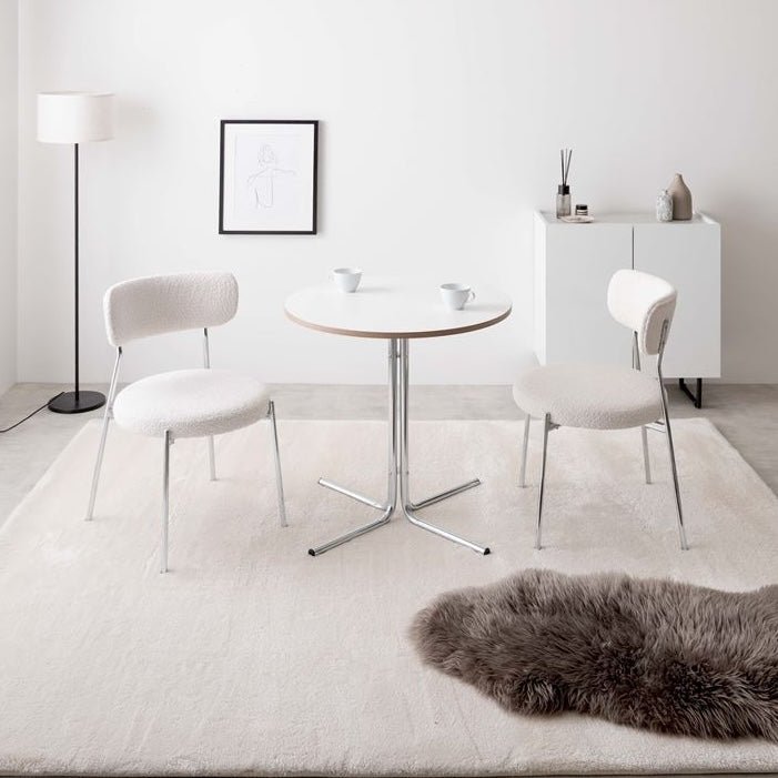 ホワイトのもこもこな素材のダイニングチェア