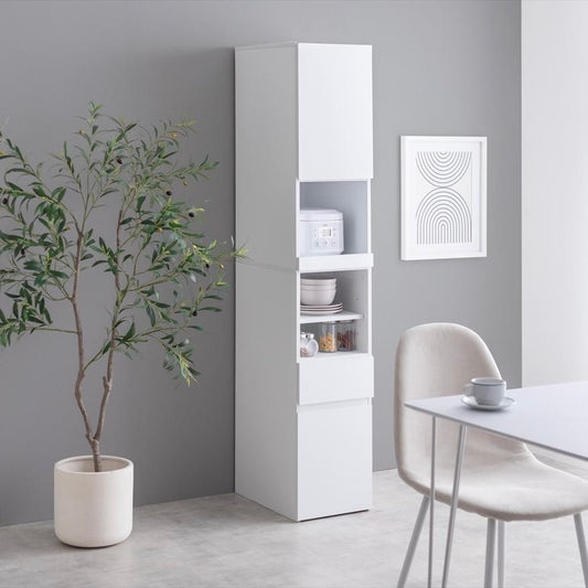 ホワイトの隙間キッチンボードがリビングに置かれている