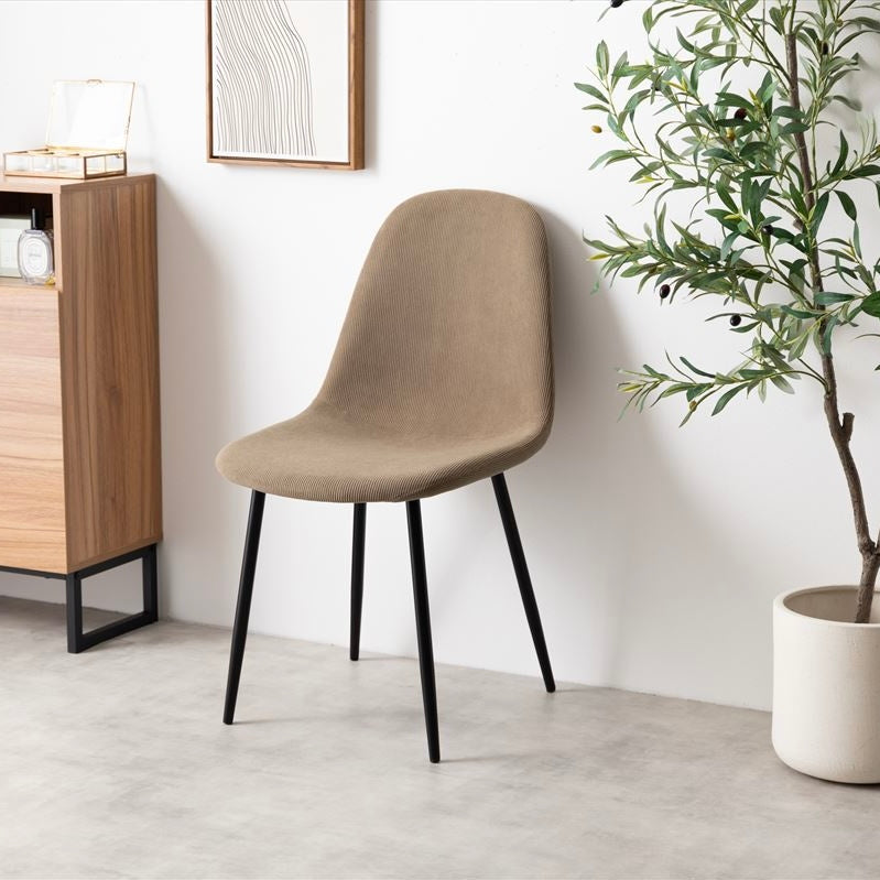 座面がコーデュロイ生地の椅子が壁沿いに置かれている