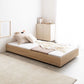 マットレスがズレにくい「ドロップマット構造」のナチュラルウッドのローベッドフレームを部屋で使っている