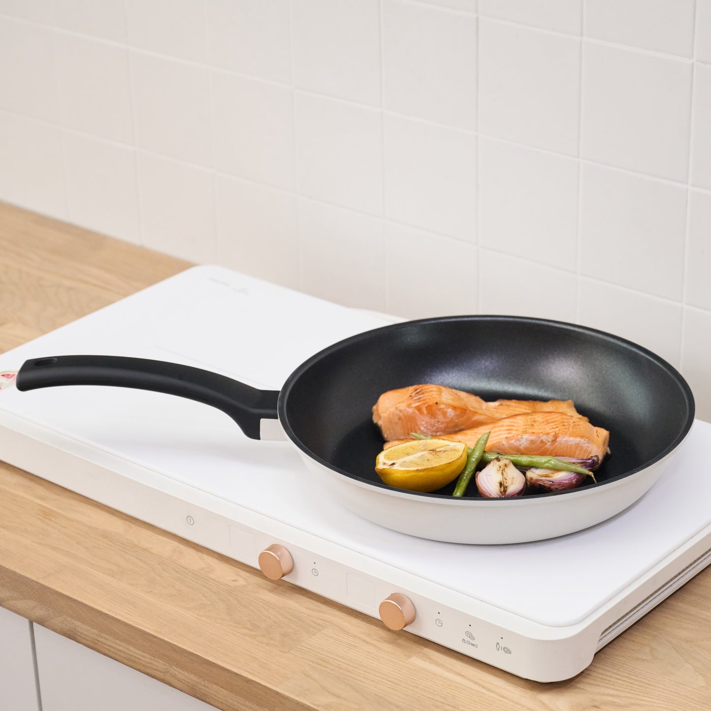 白と黒のモノクロカラーのお洒落なフライパン