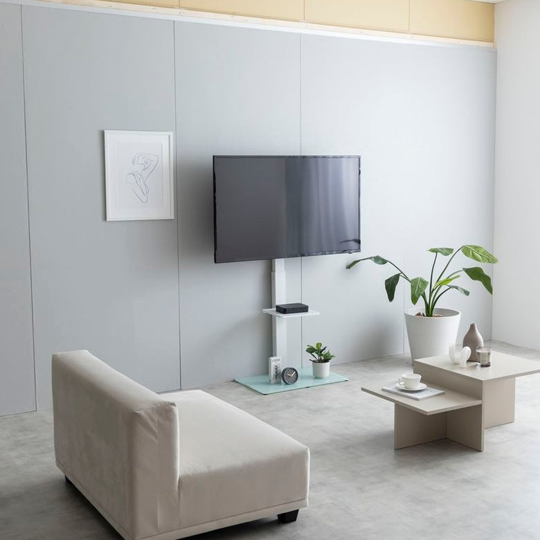 ラック付きのホワイトのテレビスタンドが壁に寄せられている様子