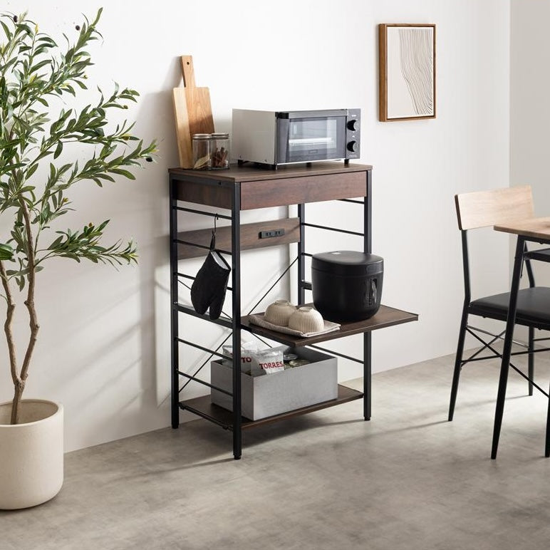 ダークブラウンのコンセント付キッチンラックが部屋に置いてある