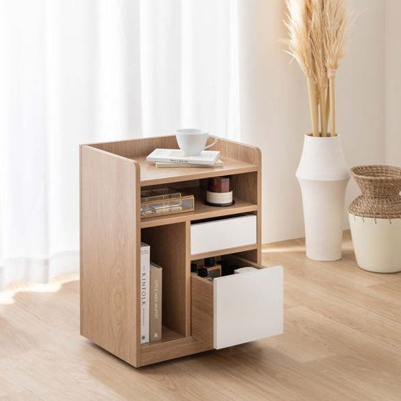 ナチュラルウッドカラーの4つの収納スペースが付いたサイドテーブルにもなる収納ワゴンが部屋の中に置かれている