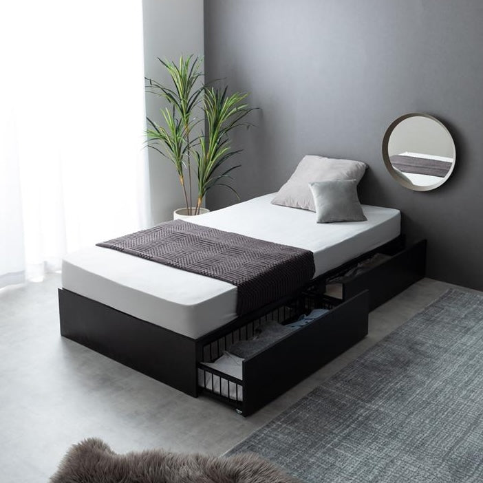 シンプルな黒のベッドフレームに2杯の引き出しが付いていて、シックな雰囲気の部屋で使っている