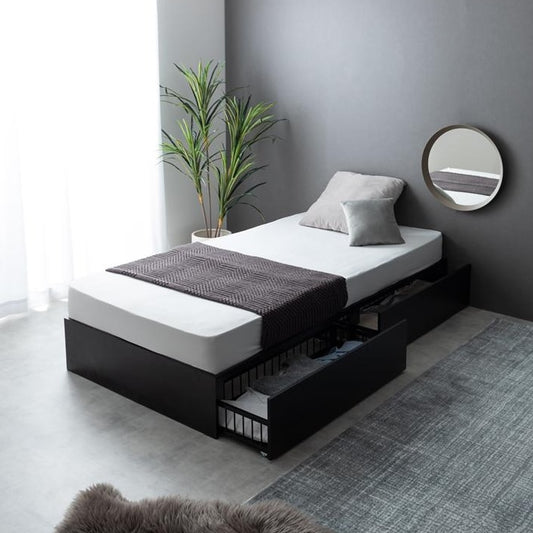 シンプルな黒のベッドフレームに2杯の引き出しが付いていて、シックな雰囲気の部屋で使っている