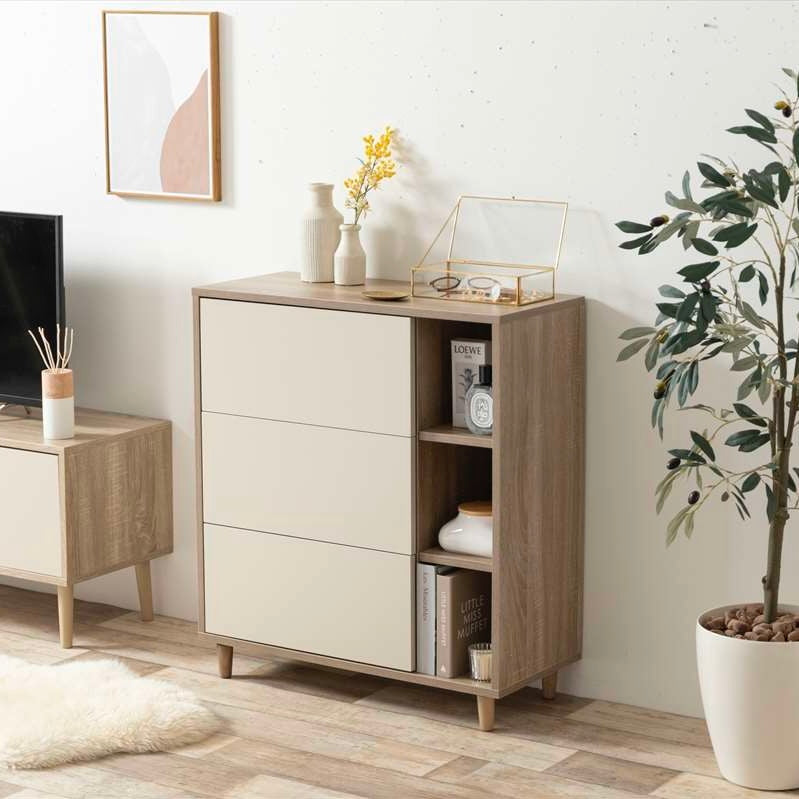 リビングに置かれた引き出し付きのキャビネットの天板にインテリアが置かれている