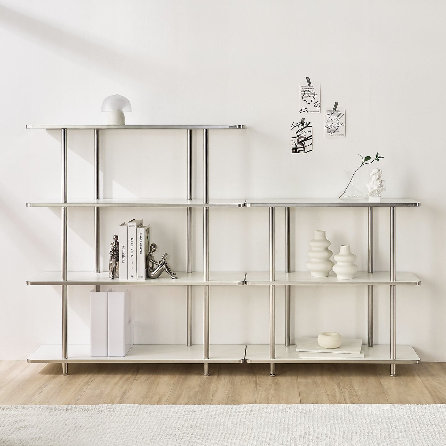 4段ホワイトと3段ホワイトのオープンシェルフが横並びで置かれている様子