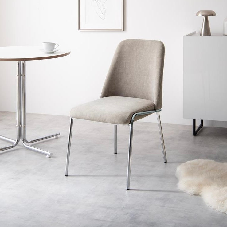 ダイニングに置かれたシルバー脚がお洒落なファブリック素材のチェア