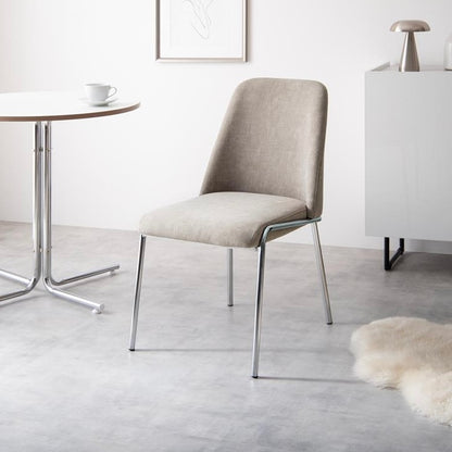 ダイニングに置かれたシルバー脚がお洒落なファブリック素材のチェア