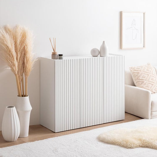 波型扉のホワイトのキャビネット