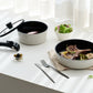 白と黒のモノクロカラーがお洒落な18cm鍋・フライパン・マルチハンドル・鍋蓋をまとめた、毎日の調理に使いやすいセット