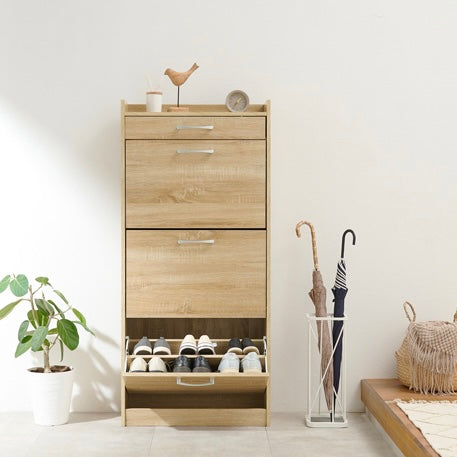 ナチュラルのフラップ扉式シューズケースを玄関に置いている様子