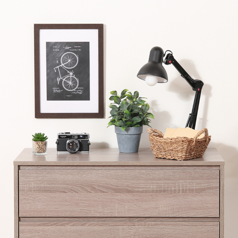 4段チェストグレーの上部天板に雑貨類がディスプレイされている様子