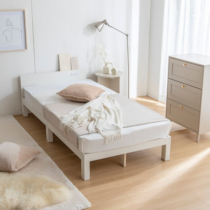 天然木製の白のヘッドボードに2口コンセントが付いたシンプルなベッドフレームを部屋で使っている