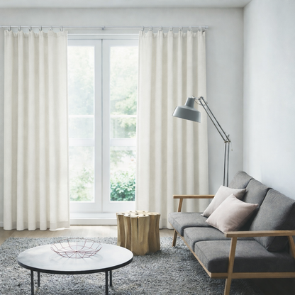 キャンバス地風のボリュームのあるドレープカーテンが窓にかかったリビング