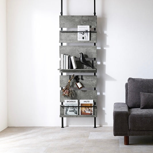 グレーの突っ張りディスプレイラック