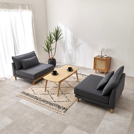 座面が広い2人掛けのソファが向かい合って置かれている様子