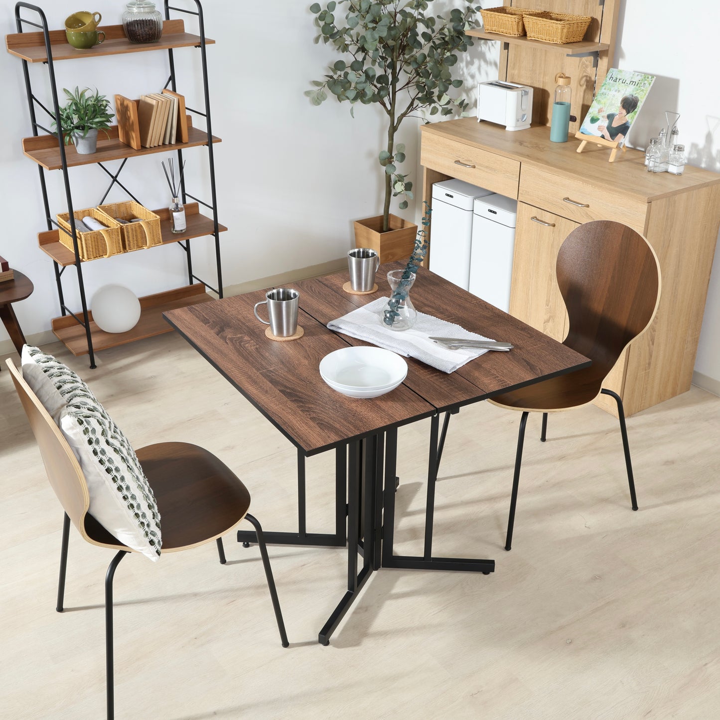 ウッド天板とスチール脚の異素材組み合わせの折りたたみ式のダイニングテーブルが置かれている様子