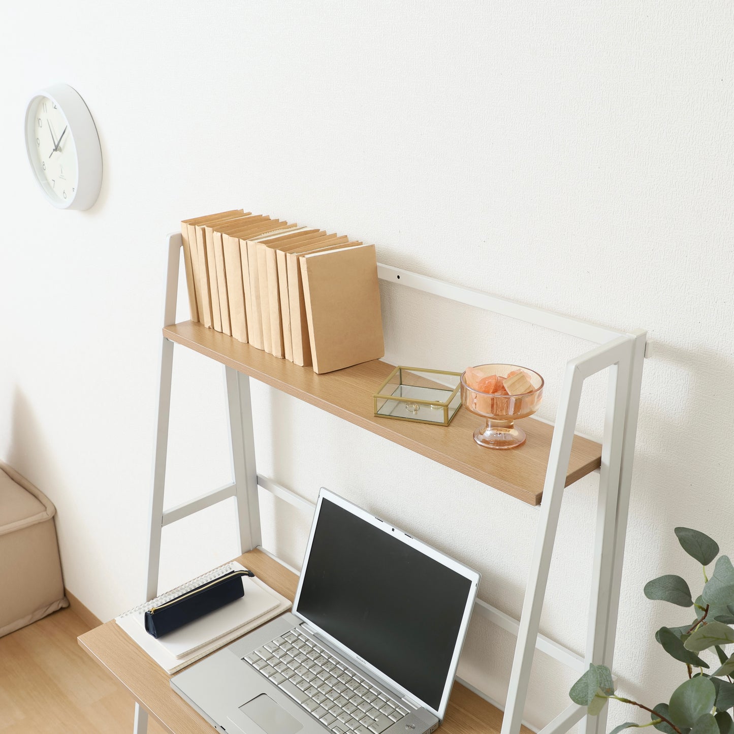 収納棚が付いた折りたたみ式のデスクにパソコンや本が置かれている様子