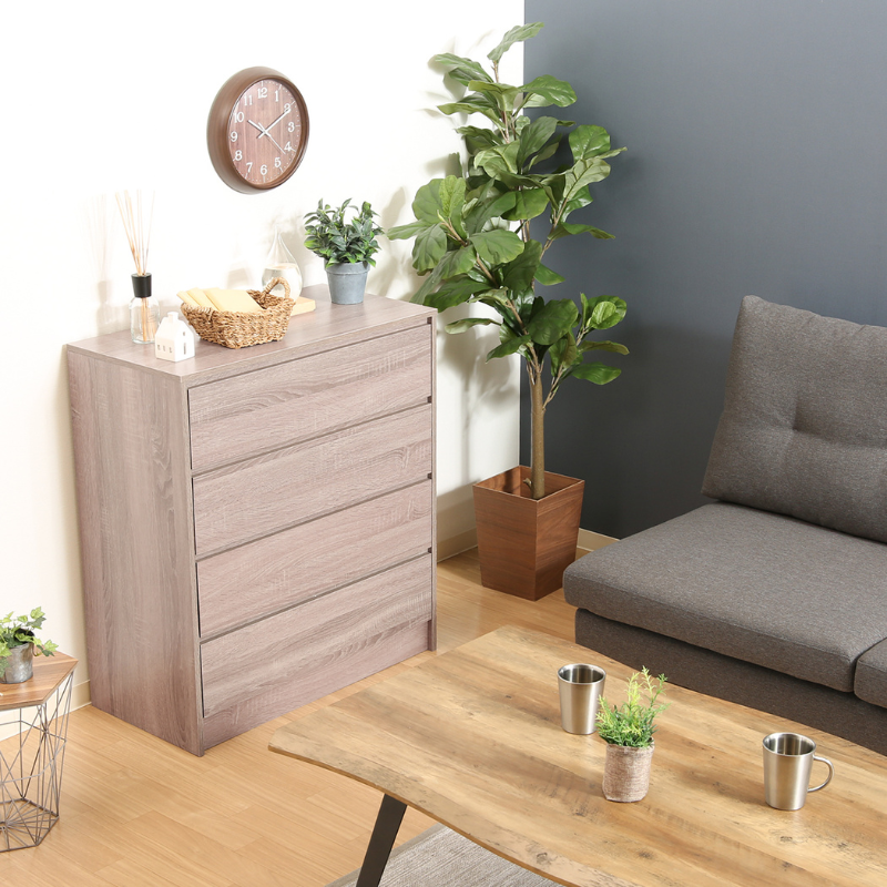 ソファサイドに4段チェストグレーが置いてある様子