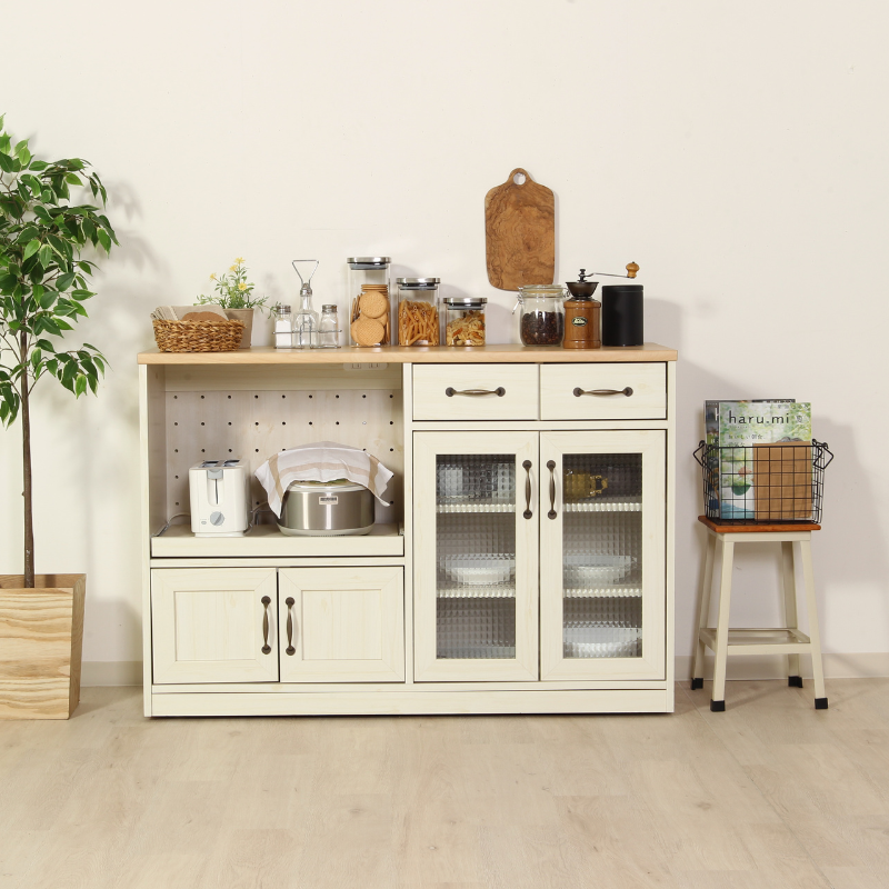 ダイビングにキッチンカウンターが正面を向いて置いてある様子