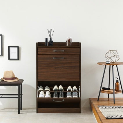 ブラウンのフラップ扉式シューズケース