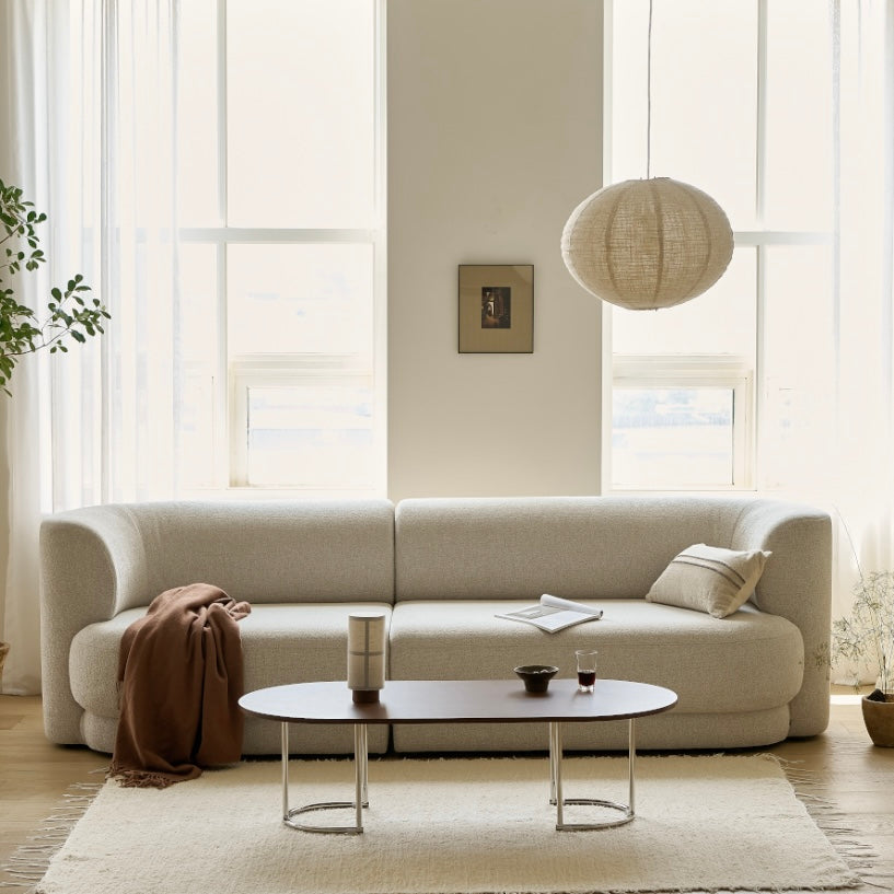 ウッド天板の楕円形のローテーブルがリビングに置かれている様子