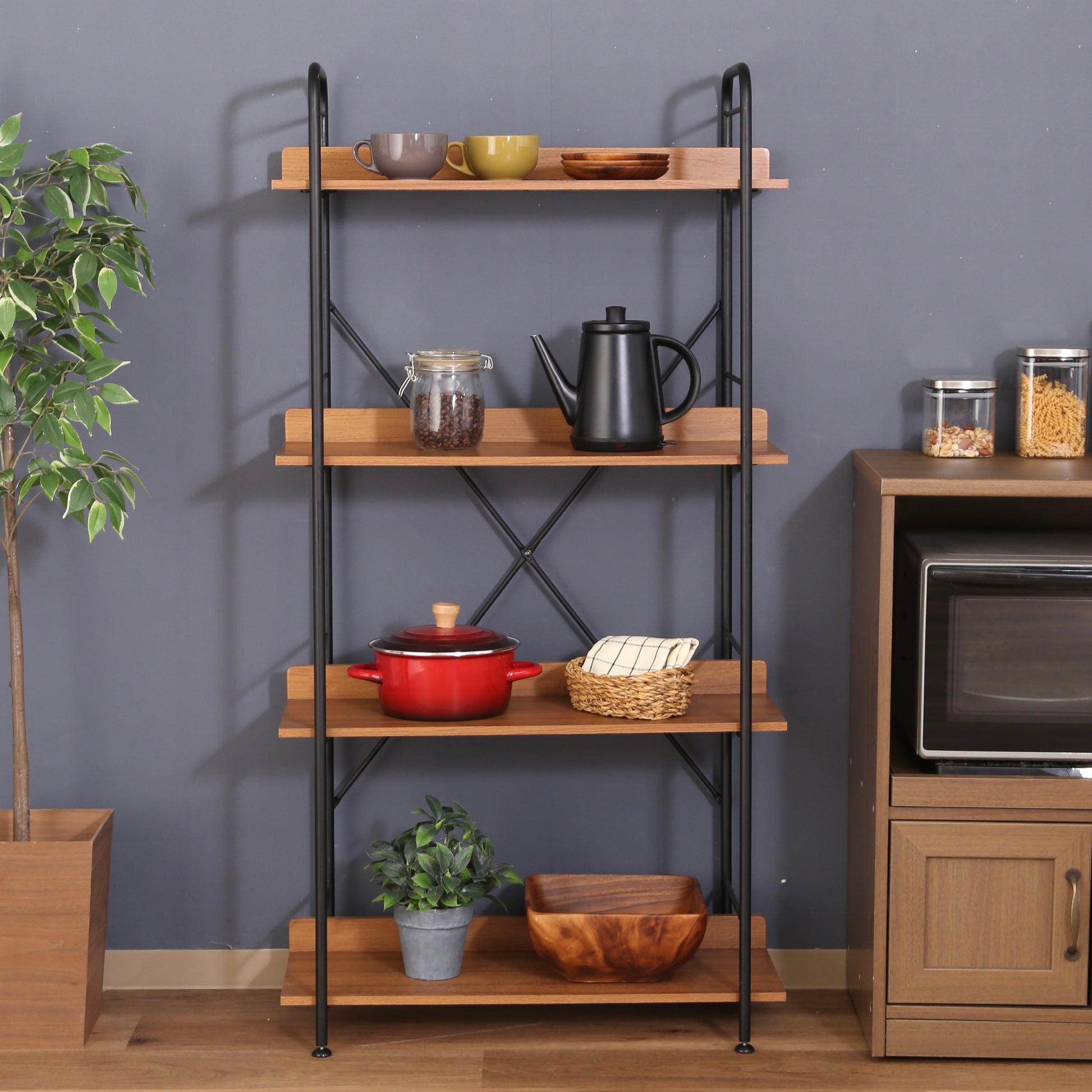 ウッド素材とブラックフレームの4段のオープンシェルフがキッチンに置かれている様子