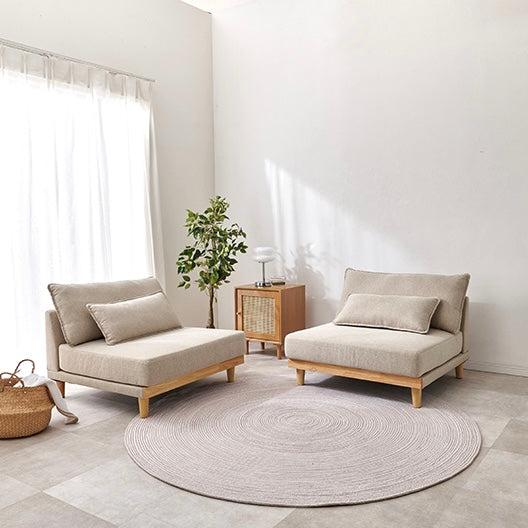 座面が広い2人掛けのソファが置かれている様子